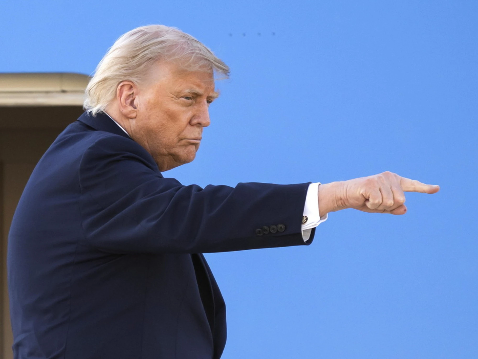 Donald Trump, montano i dubbi sulla sua salute mentale: "Giulio Cesare non aveva aerei?"