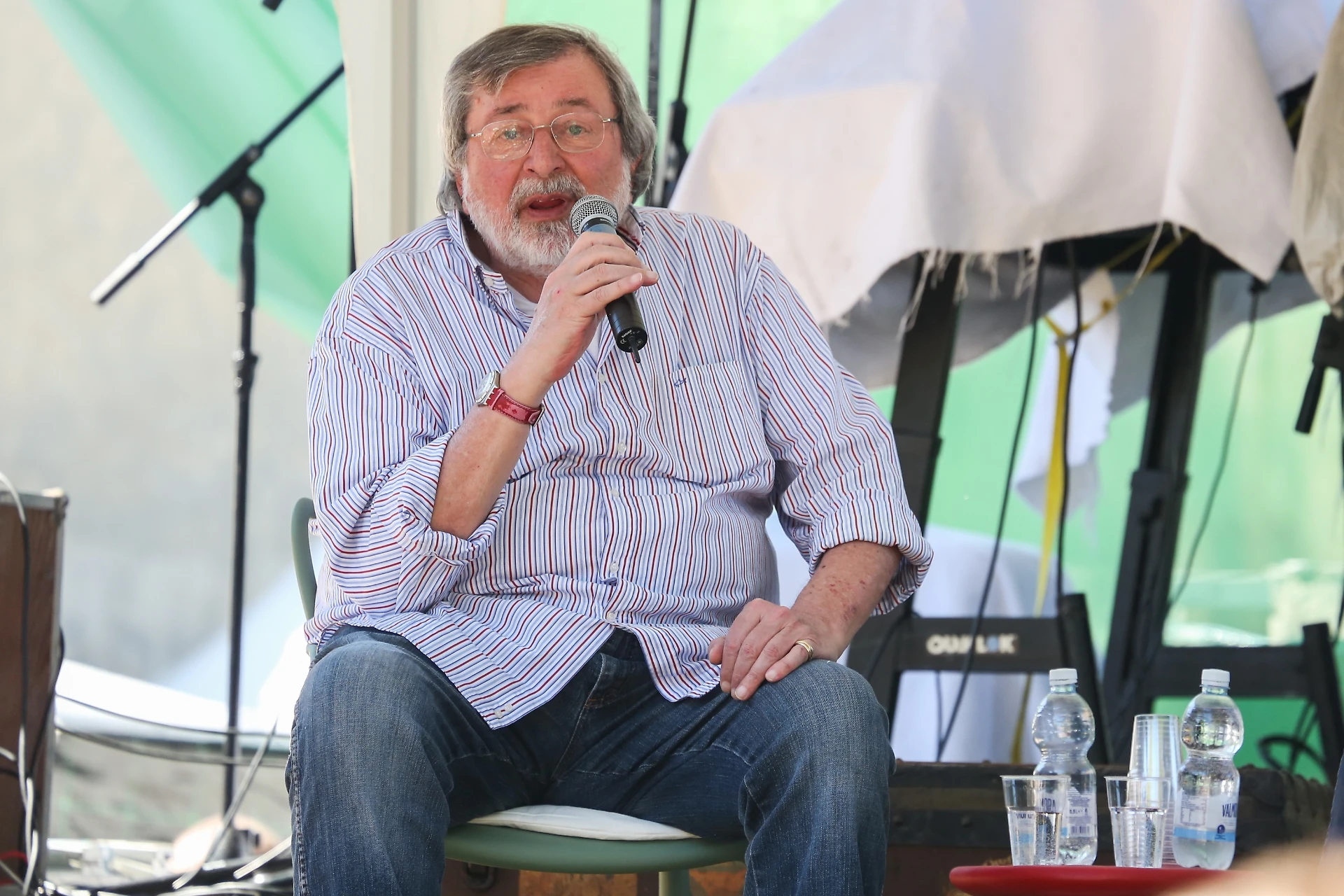 Francesco Guccini attacca Matteo Salvini: "Ascolta le mie canzoni? Anche Dante veniva letto da cani e porci"
