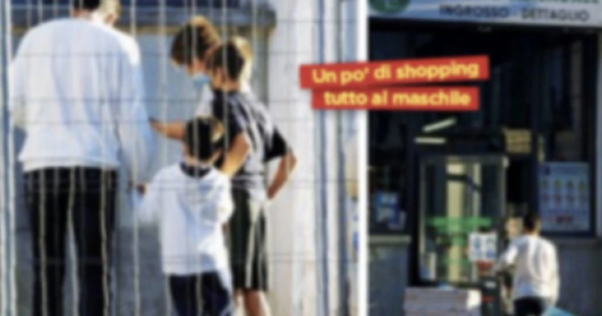 Gigi Buffon paparazzato e insultato: "Ma con 60 milioni, porta i suoi figli lì?". Le foto dello "scandalo"