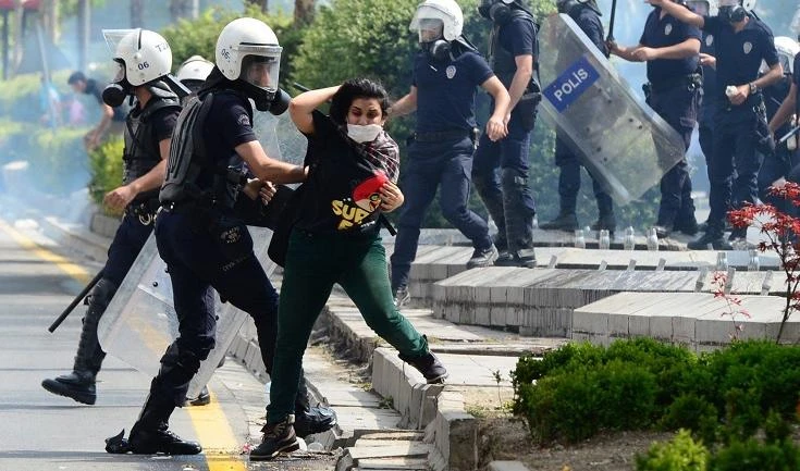 Una manifestante fermato dalla polizia a Instambul