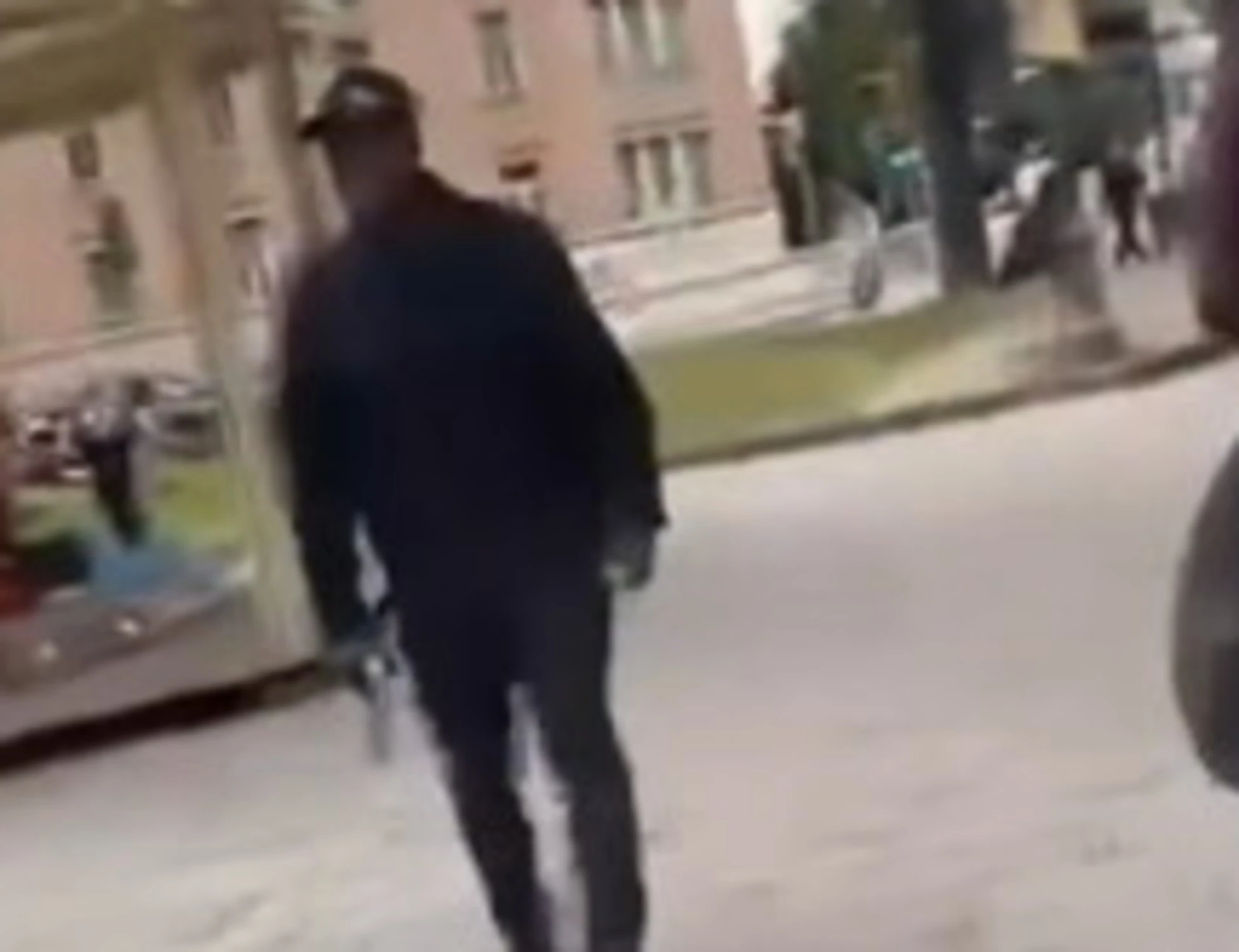 Bologna, rissa tra stranieri vicino ai bambini: spunta una pistola