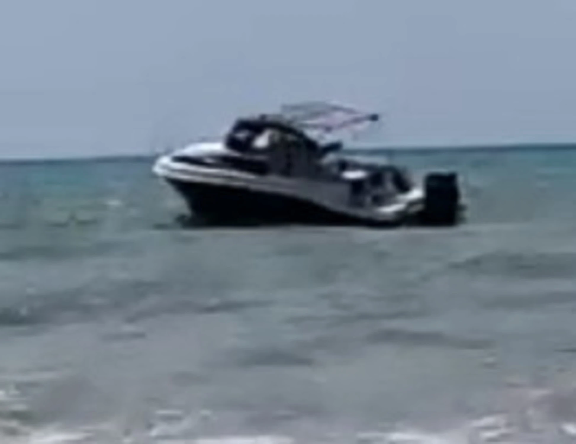 Marina di Ragusa choc: cosa arriva in spiaggia da questo yacht, caos sul lido
