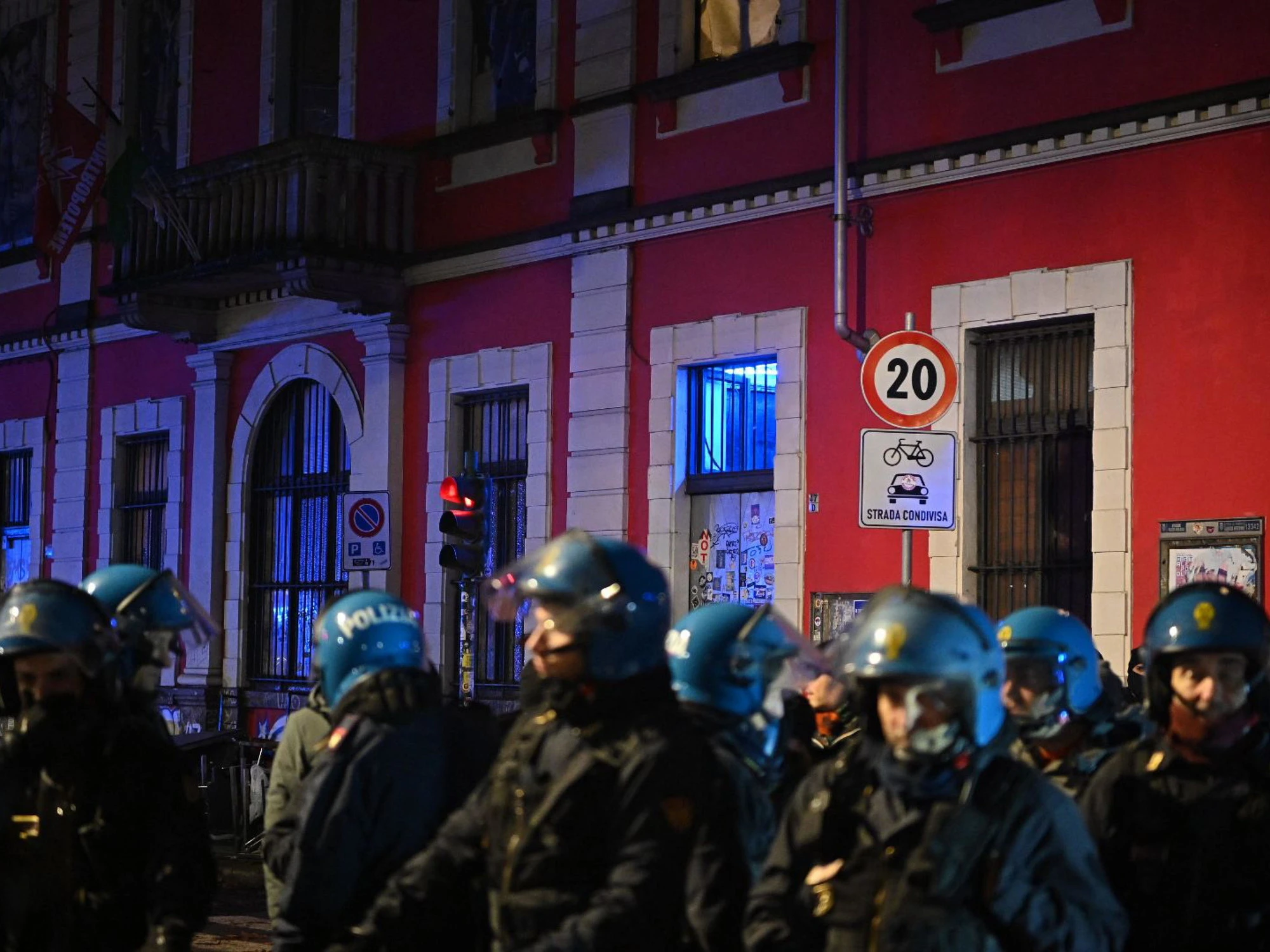 Poliziotti nel mirino di Askatasuna: cosa lanciano sugli agenti, vergogna rossa