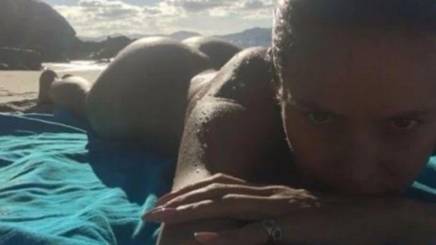 Pazzesca Heidi Klum, a 44 anni nuda in spiaggia: glutei di marmo