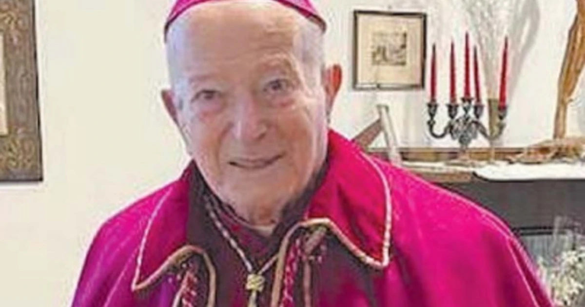 Papa Francesco, Monsignor Bonicelli: "Se vuole curarsi come si deve gli consiglio di dimettersi"