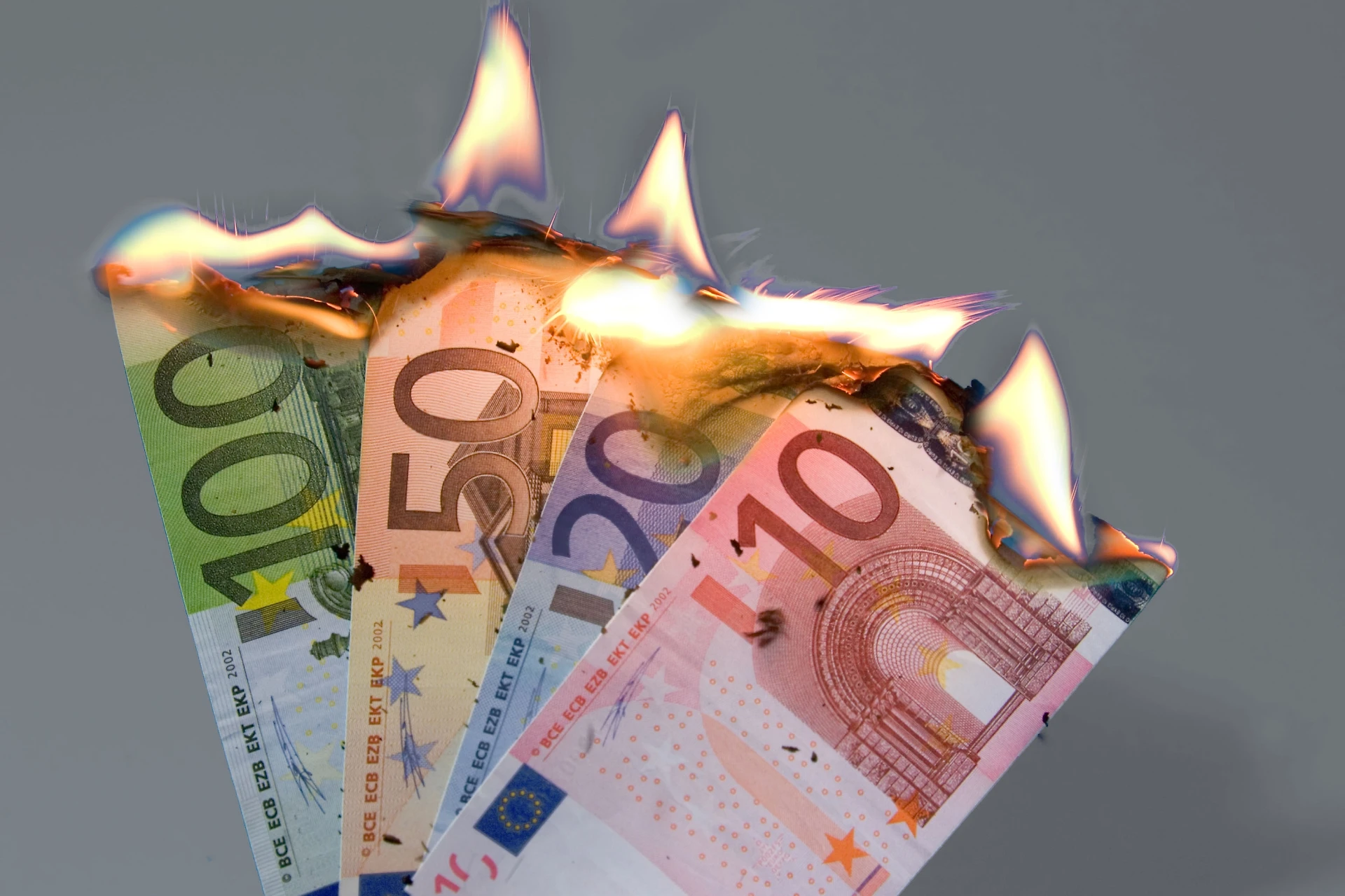 Becchi, la lezione che sveglia il Cav: "Euro e Ue? Si fa così", Il dettaglio che vogliono svelarvi