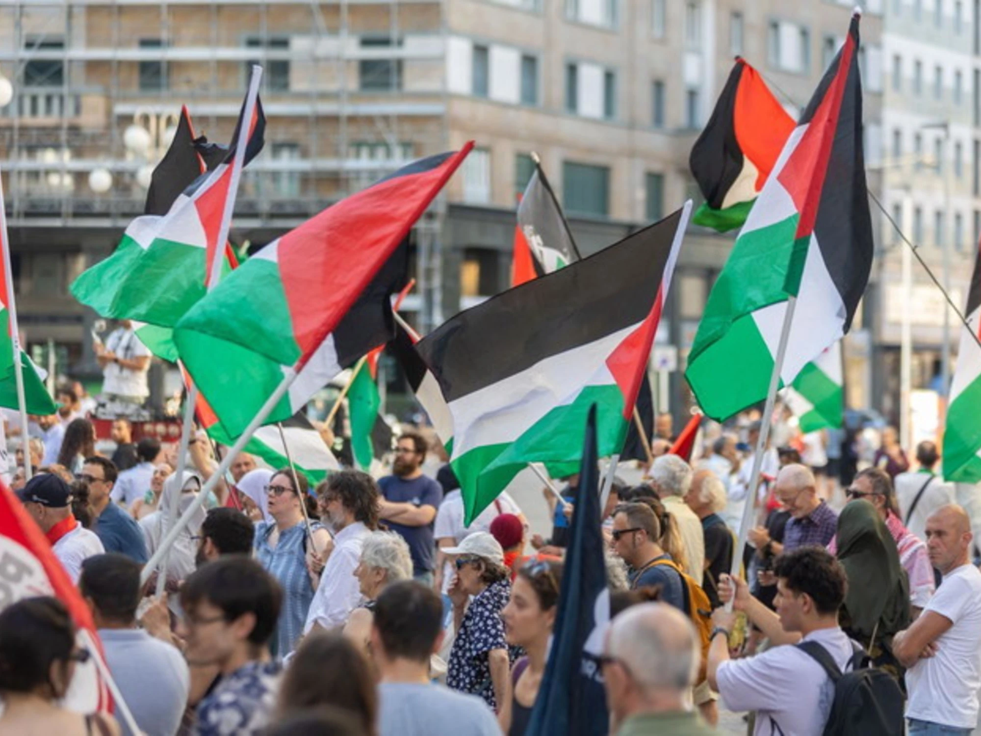 Il Municipio 6 di Milano e l'appello per la Striscia fra piscine e amnesie