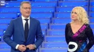 Paolo Bonolis e Antonella Clerici, il gelo sul palco: "Non ne ha beccata una, che pesci piglio?"