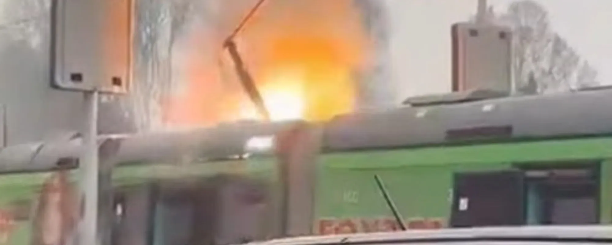 Tram prende fuoco a Milano, paura in via Bruto: cos'è successo