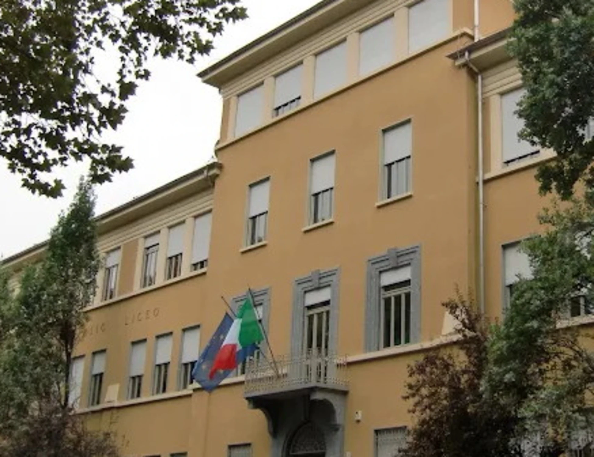 Torino, choc fuori dalla scuola: il prof rosso aggredisce i militanti di Gioventù nazionale