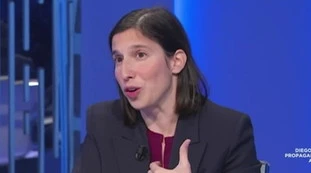 Pd, Elly Schlein vomita odio sulla Meloni: "Ci sono tre buchi"