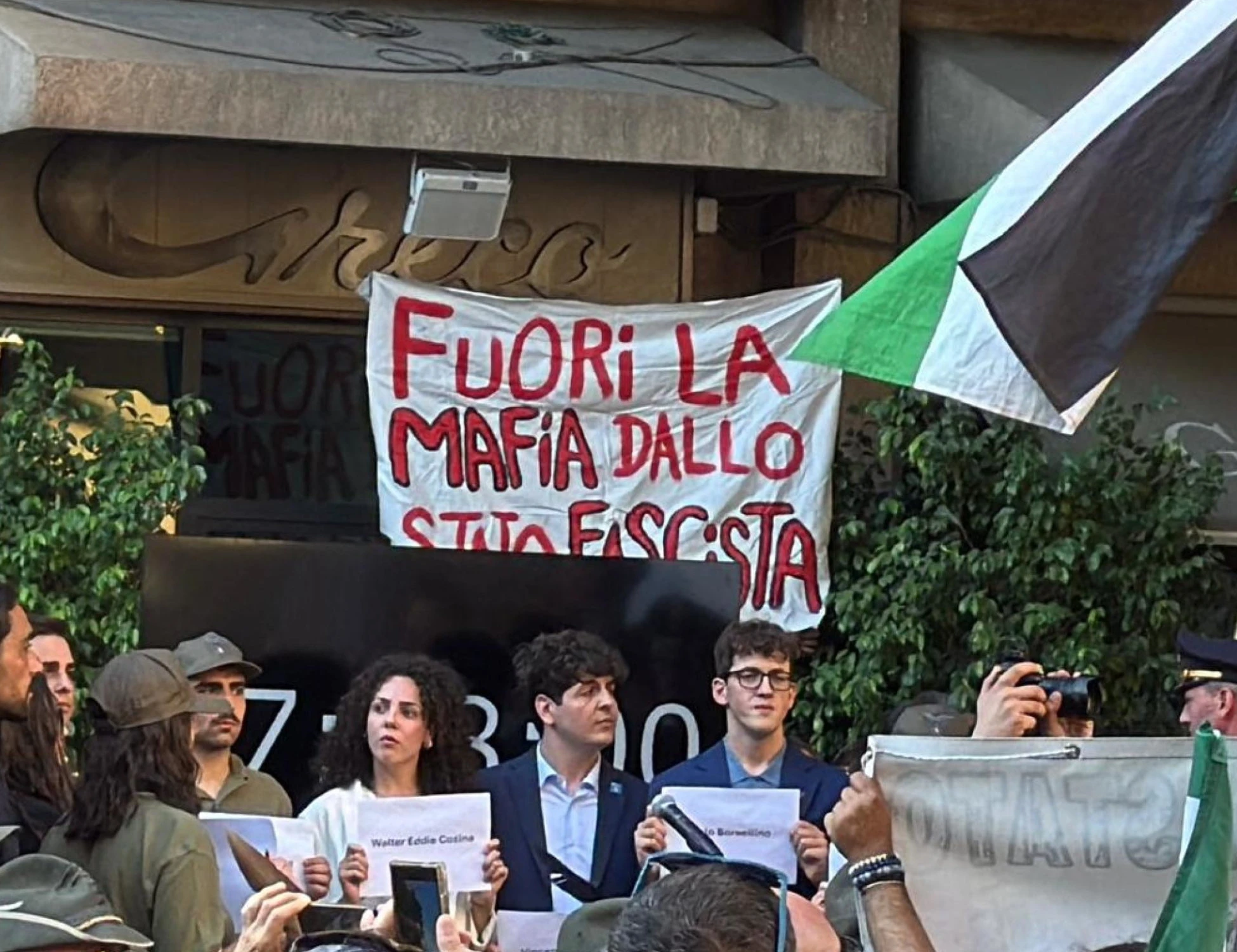 Falcone, lo striscione a Palermo: "Fuori la mafia dallo stato fascista". E la sorella Maria sbotta