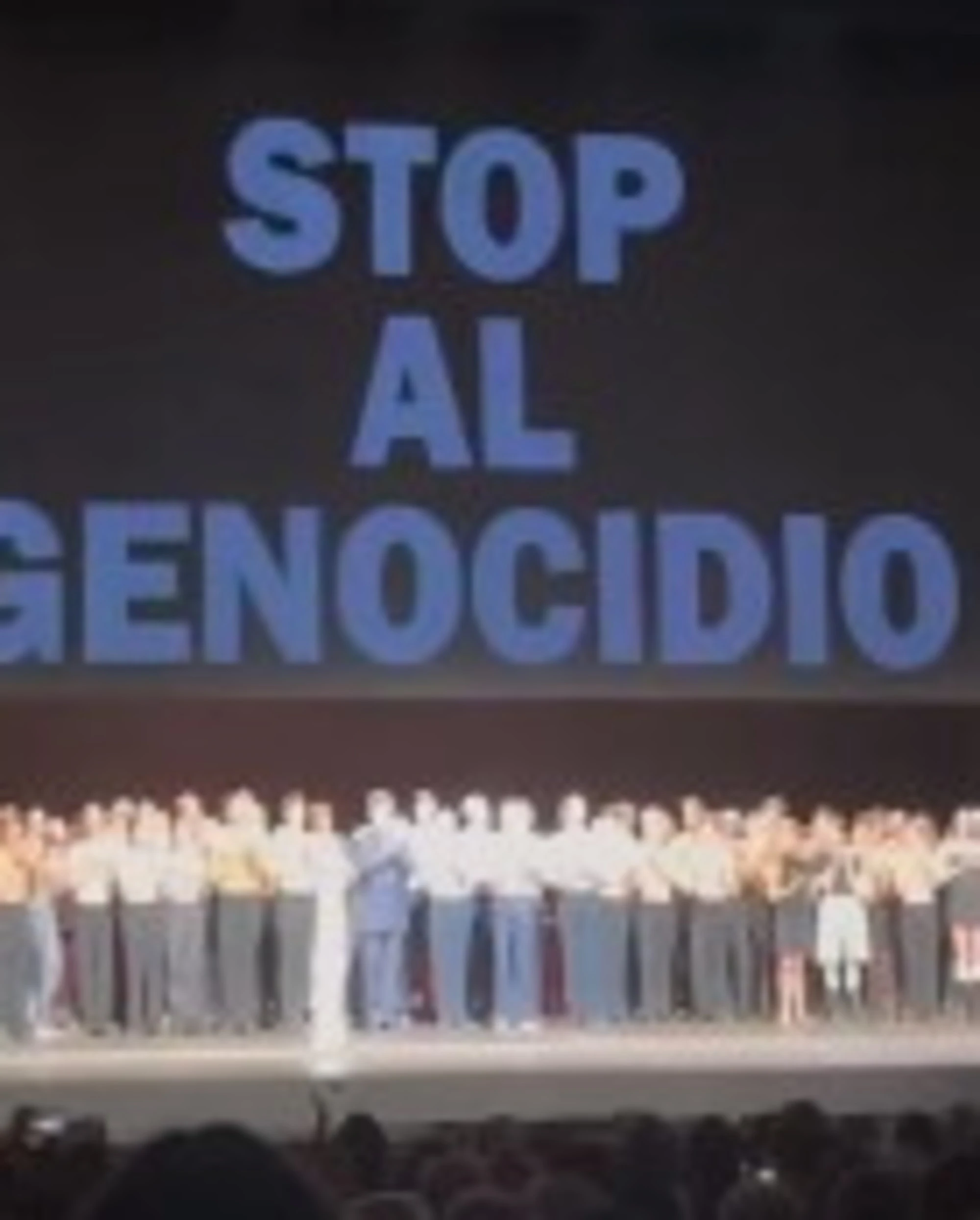 Milano, sceneggiata alla Scala: bandiera della Palestina e "Stop al genocidio"