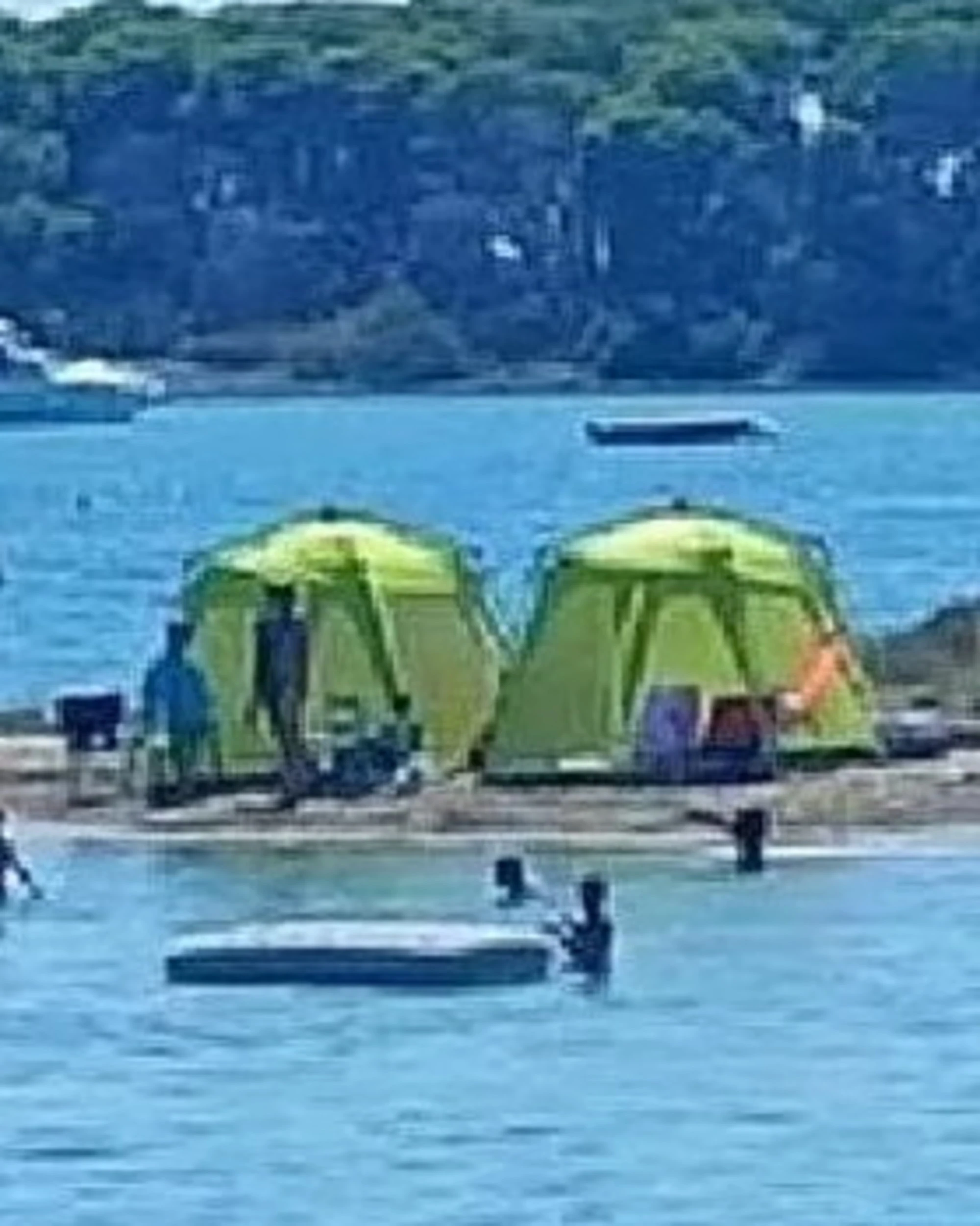 Porto Cesareo, la foto che fa infuriare i bagnanti: come occupano la spiaggia
