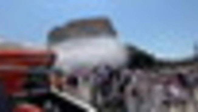 Caldo a Roma, al Colosseo cannoni nebulizzatori per turisti: "È dura"