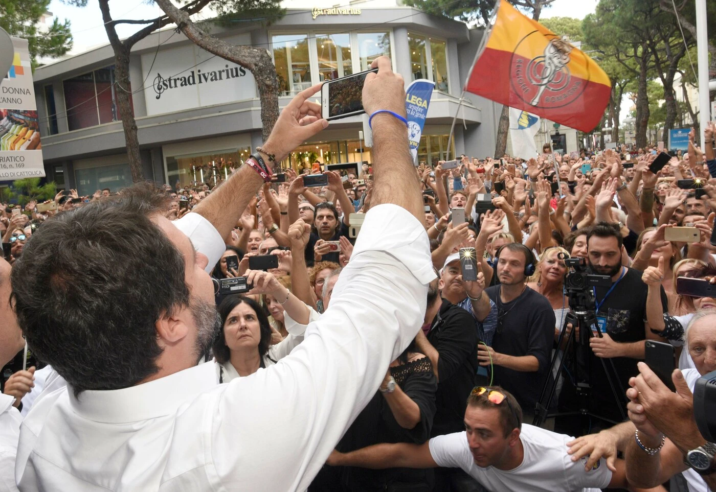 Sondaggio Termometro Politico, la Lega sfiora il 36%. Fiducia, Salvini distrugge Conte