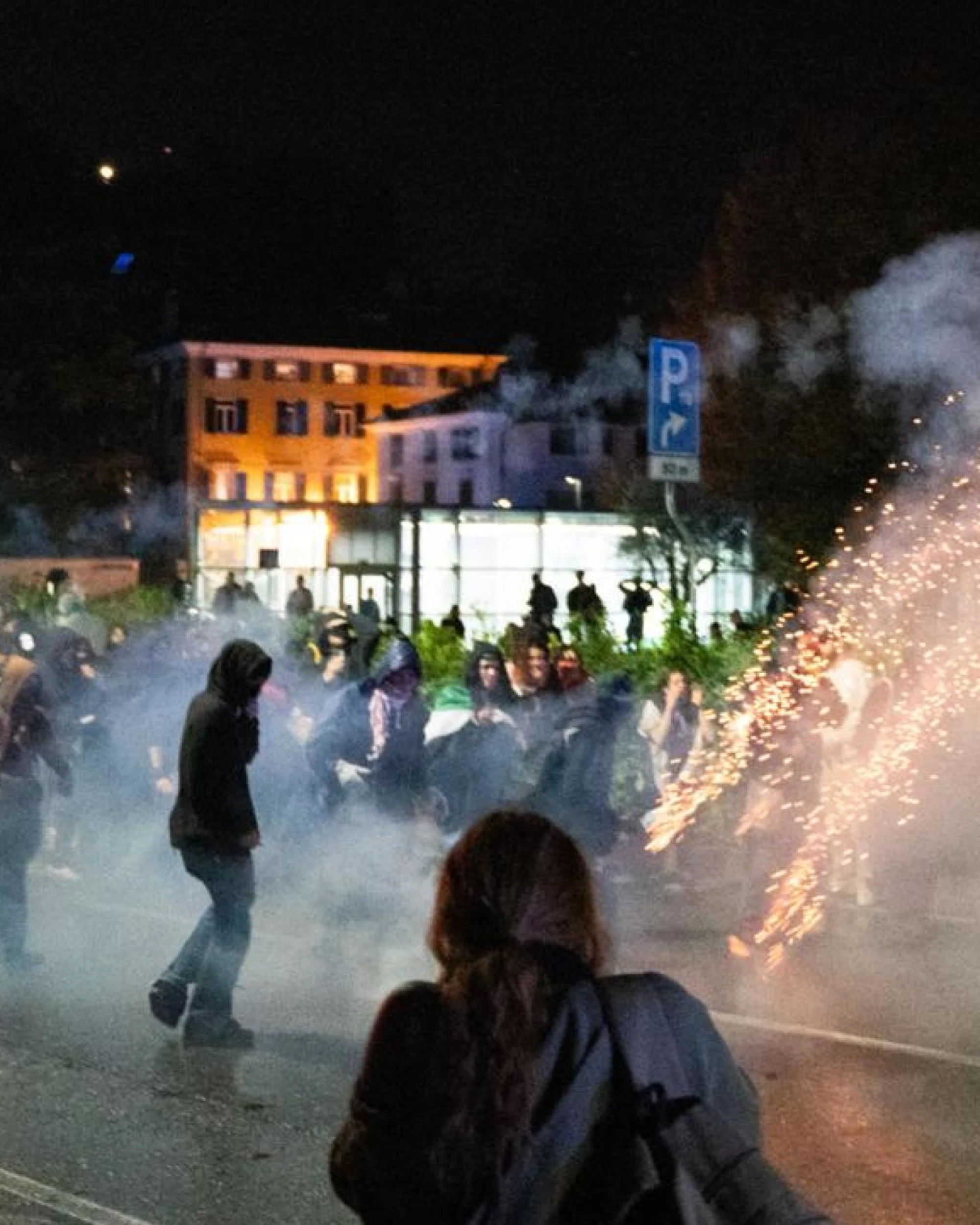 Roma, pro-Pal tentano di bloccare la Festa del Cinema: scontri con la polizia
