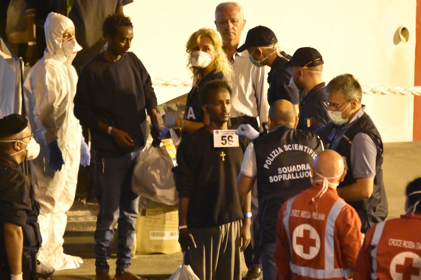 Diciotti, cosa c'è dietro la richiesta danni dei migranti. "Proprio mentre Salvini...". Un complotto politico?