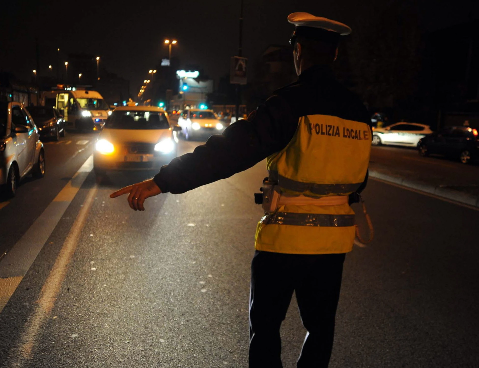 Catania, fuggono all'alt e si scontrano contro la polizia: chi c'era dentro l'auto