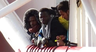 Coronavirus, i soldi per gli ospedali li hanno usati tutti per i migranti