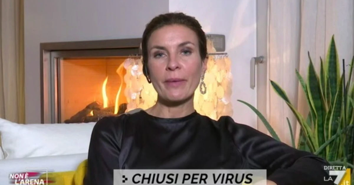 Massimo Giletti e Alessandra Moretti, scontro tra ex a Non è l'Arena: "Sai com'è...". La frase sfuggita prima della pubblicità, si sente tutto