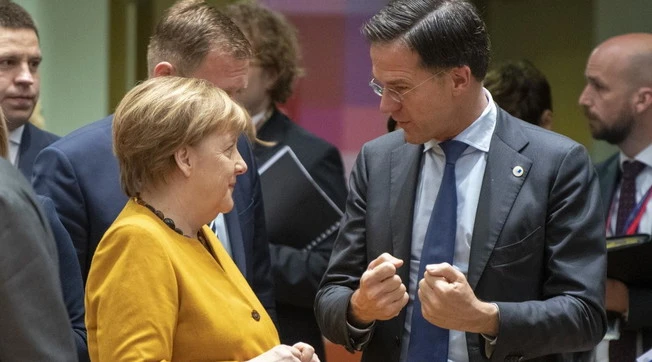 Sondaggio, euro: il 53% degli italiani vuole abbandonare la moneta unica, le "cifre sorprendenti"