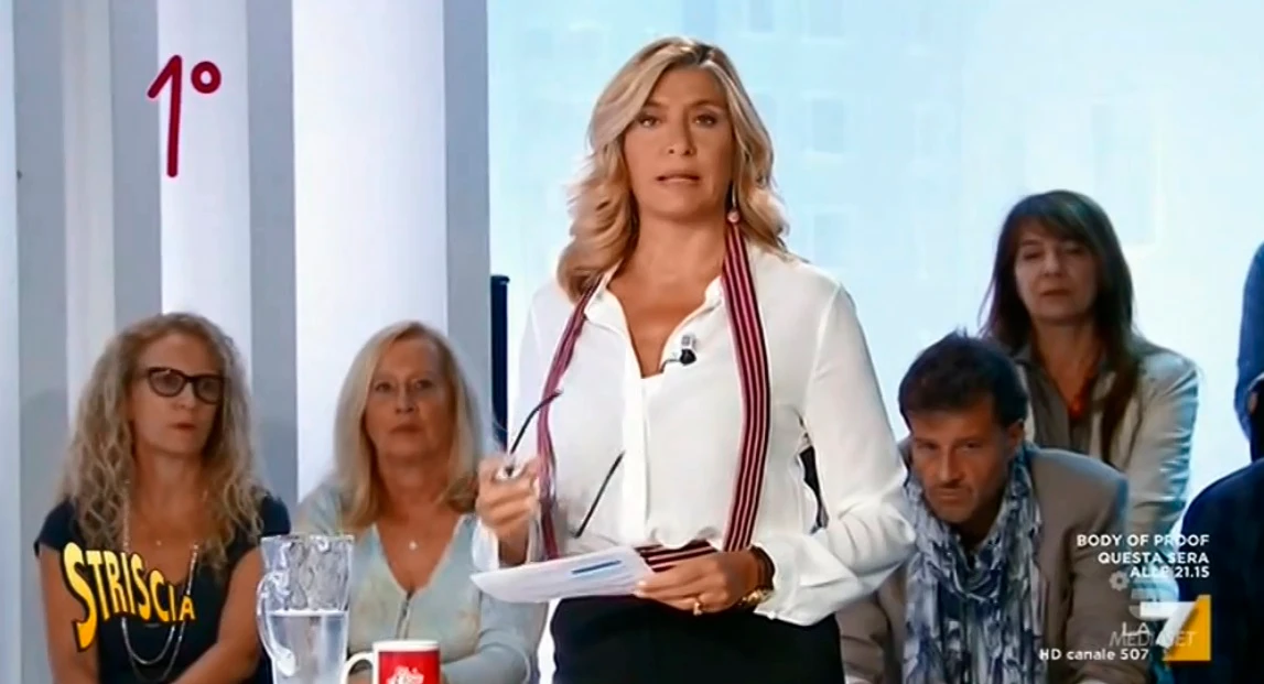 Striscia la Notizia non risparmia Myrta Merlino: bretella o cintura? La strana scelta di lady La7