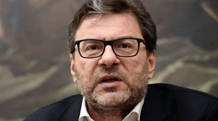 Giancarlo Giorgetti, attacco alla sinistra: "Al voto col proporzionale? Un disastro per l'Italia, tutto per la paura di Salvini"