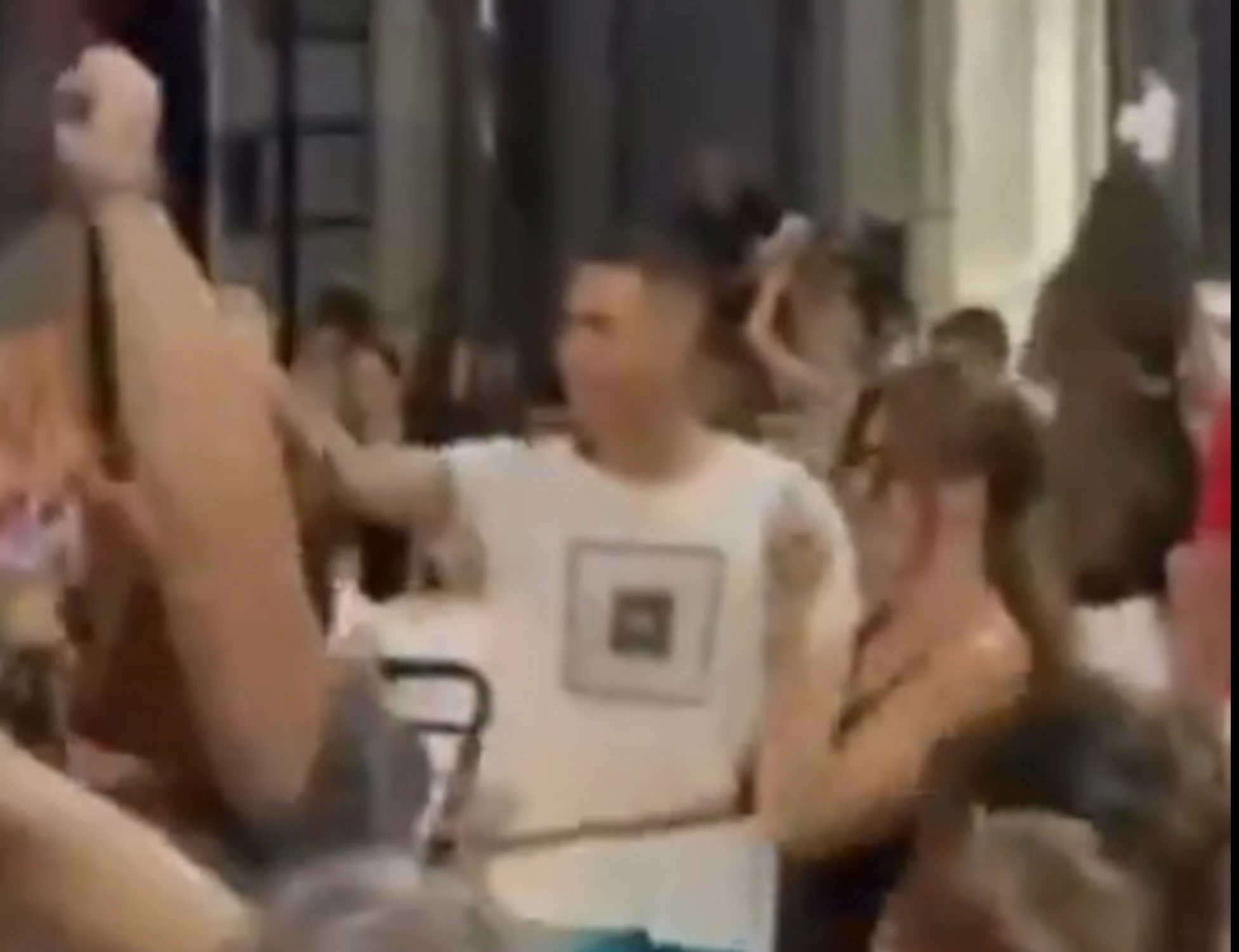 Vannacci a Viareggio, lo provocano con "Bella ciao". E la moglie Camelia perde il controllo