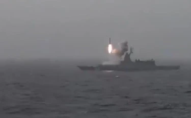 Iran, la guerra nel Golfo in diretta: "Ucciso il comandante della Marina dei Pasdaran"