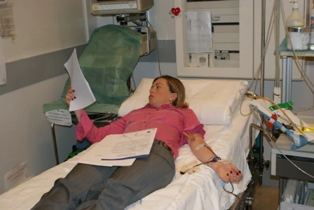 Giorgia Meloni durante la donazione del sangue a Montecitorio