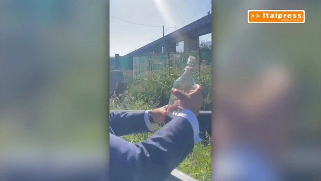 Campania, Sangiuliano consegna a Fico l'acqua del Fiume Sarno "Bomba ecologica"