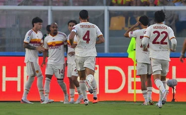 Roma, altro Malen show: Lecce travolto 4-0, la banda Gasperini fa paura