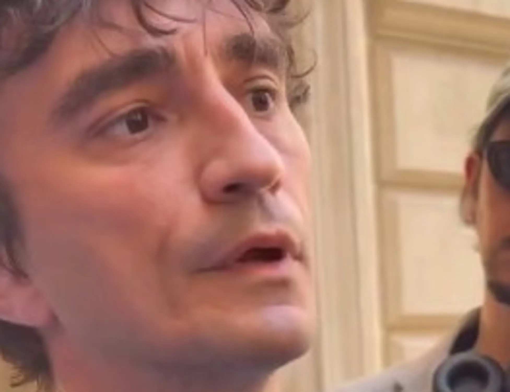 Leggi l'articolo: "Con tanto di targa fuori dallo studio": Bignami, ecco il video che imbarazza Giuseppe Conte