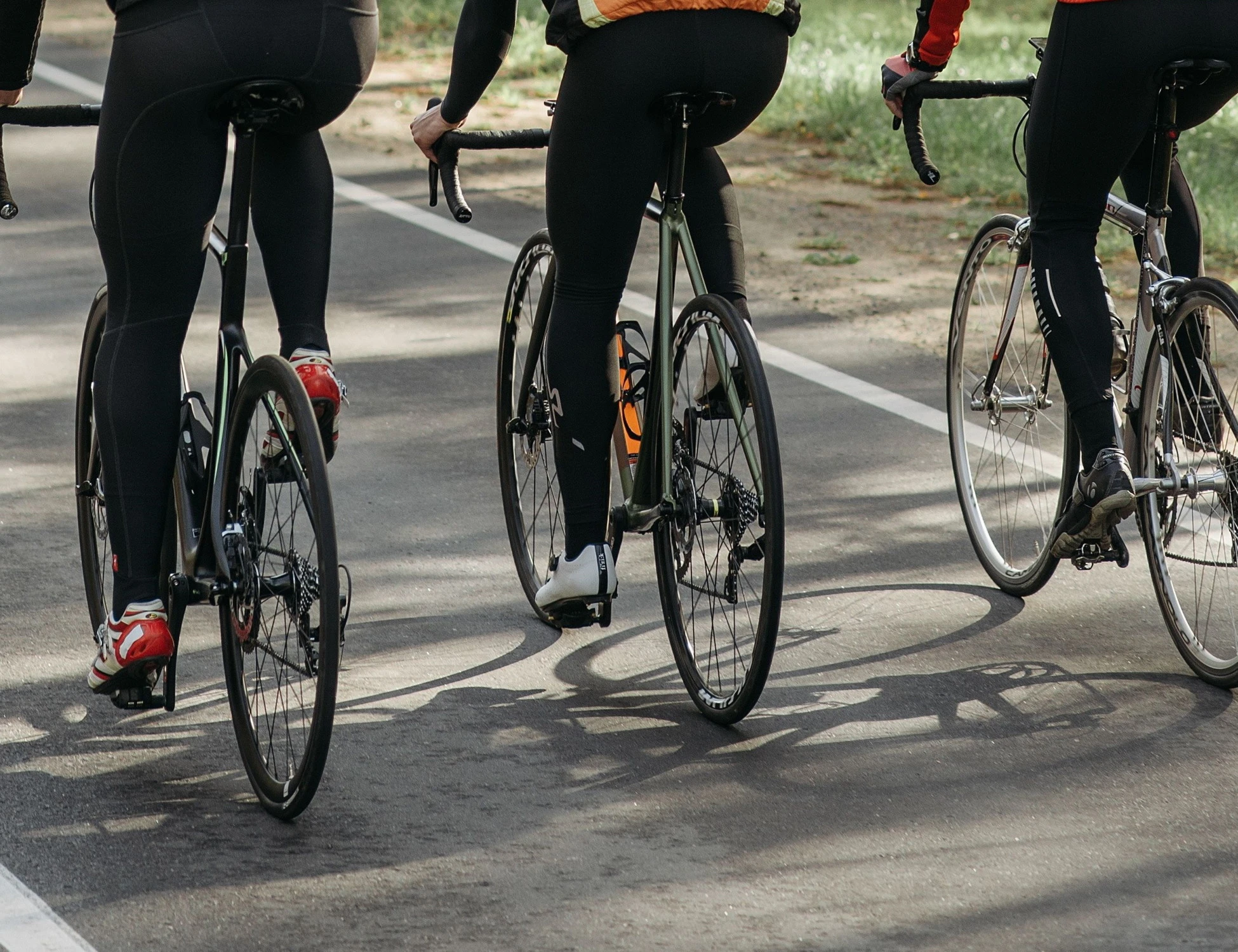 Padova, si affianca con l'auto a tre ciclisti ed estrae la pistola: "Vi ammazzo tutti"