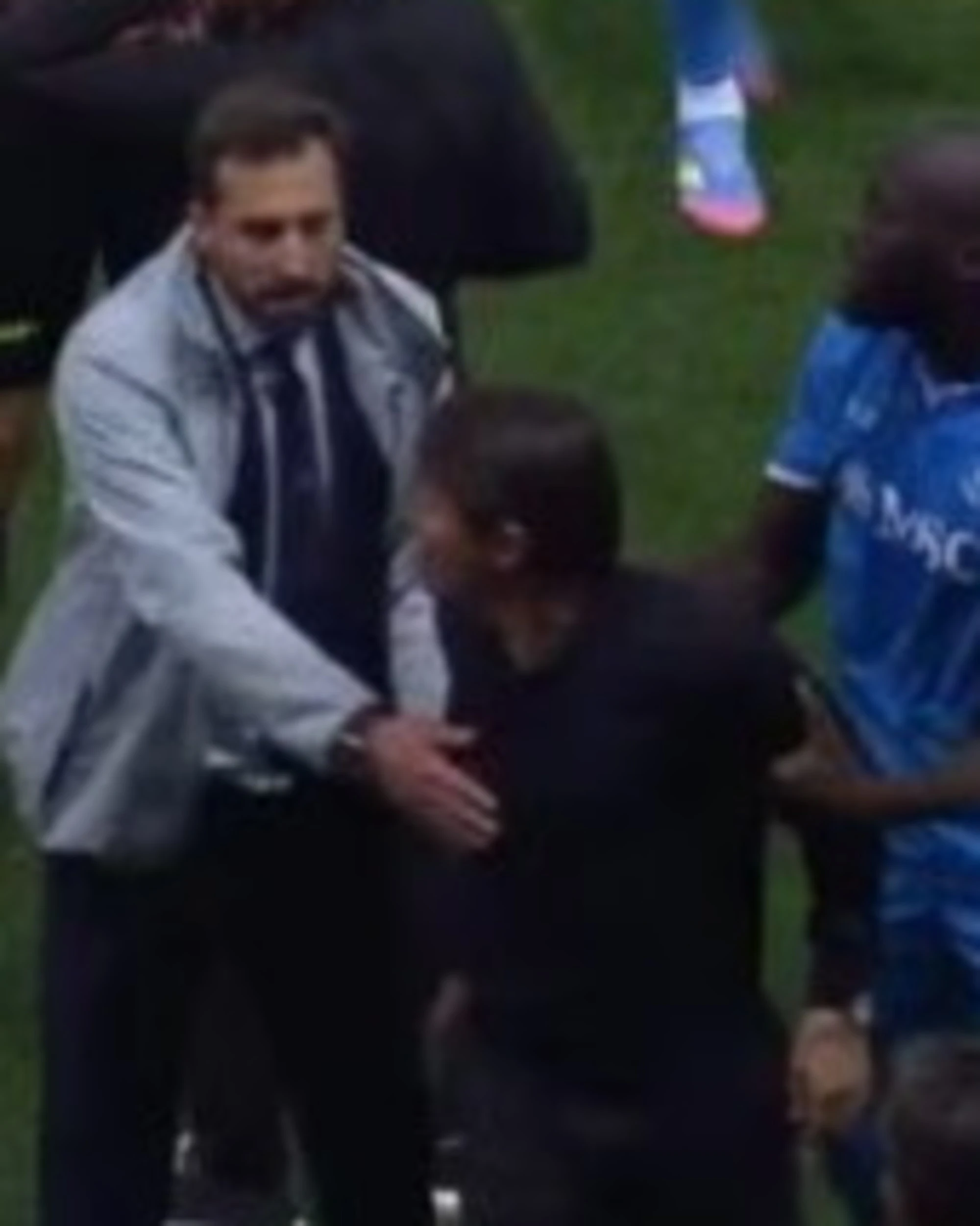 Napoli, Antonio Conte fuori controllo: "Pezzo di m***, vengo a prenderti"