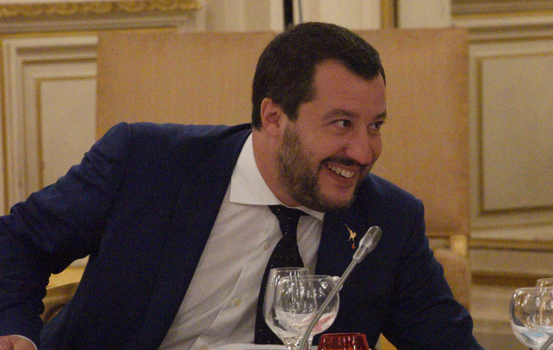 Matteo Salvini, la foto-bomba atomica: ecco con chi ha cenato, l'amore trionfa?