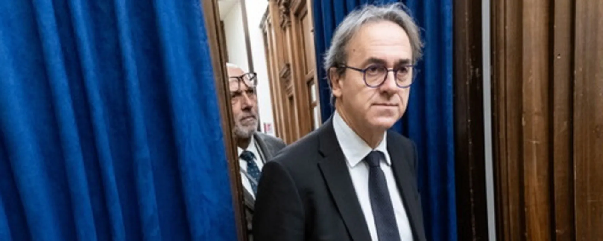 "Non sono Brad Pitt...". Angelo Bonelli? Fuori controllo: si copre di ridicolo