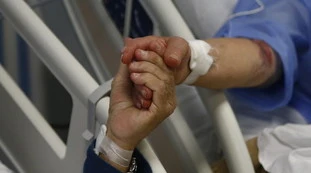Friuli, tutto in poche ore: moglie e marito vaccinati ma uccisi dal Covid, strazio in corsia