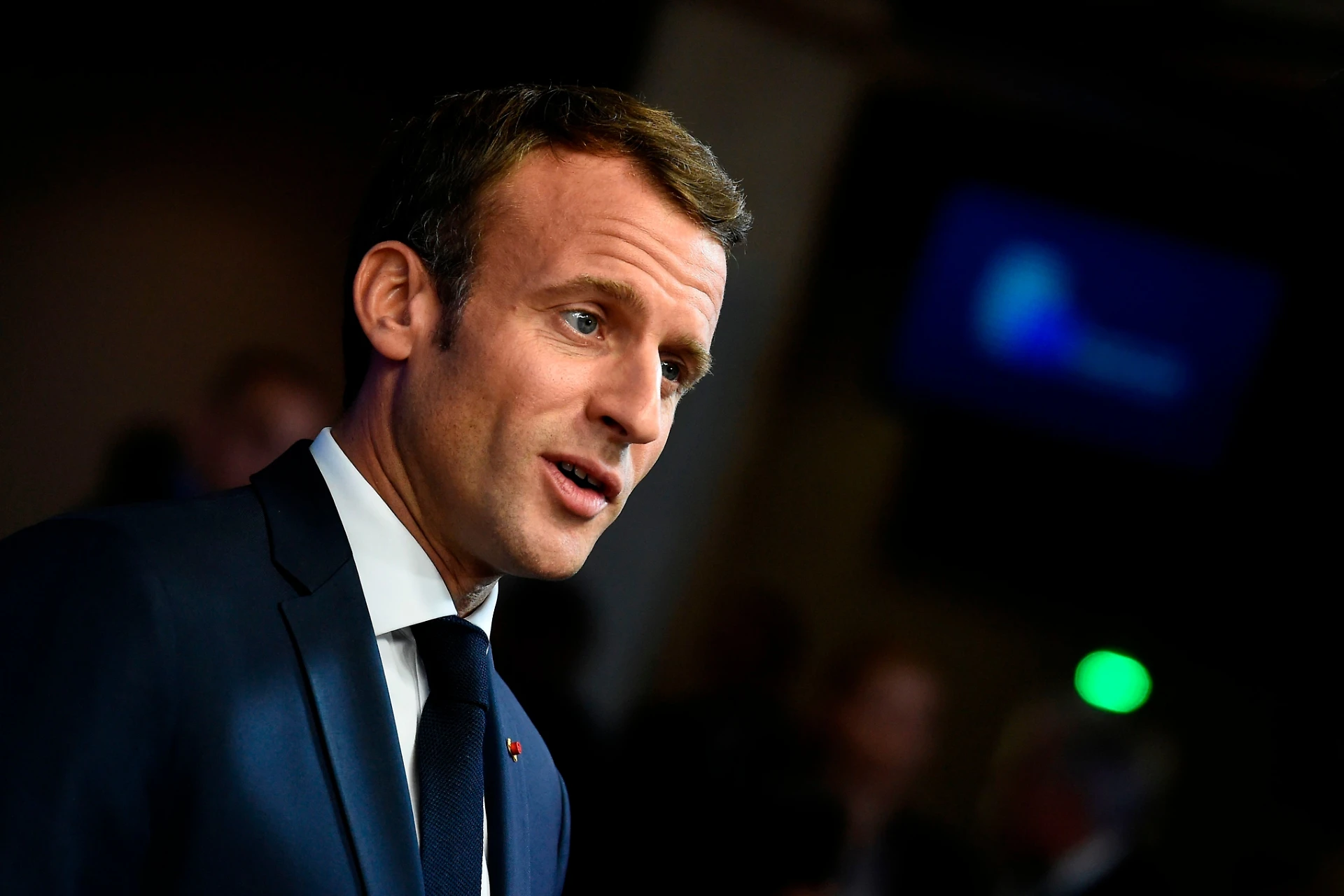 Emmanuel Macron sempre più magro. Il fedelissimo: "Sull'orlo di una crisi di nervi"