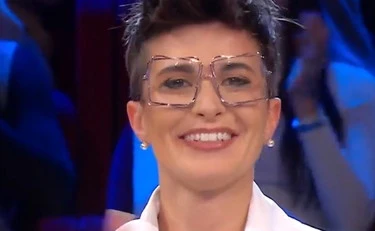 Affari Tuoi, la concorrente si presenta vestita così: è bufera