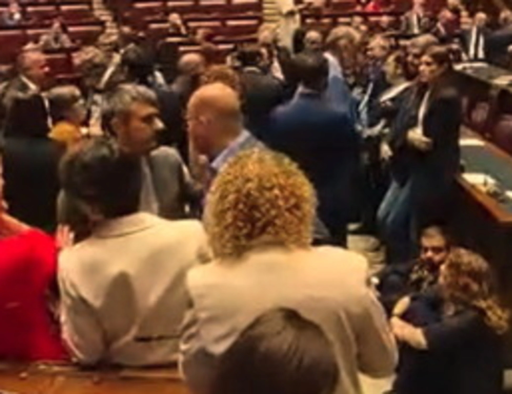 L'opposizione scambia l'Aula per un centro sociale