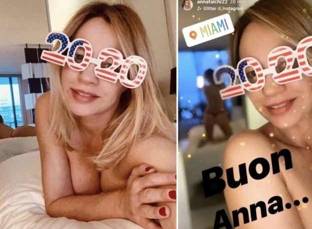 Anna Falchi, la foto da censura per festeggiare il nuovo anno: nudo integrale e dallo specchio...cosa spunta