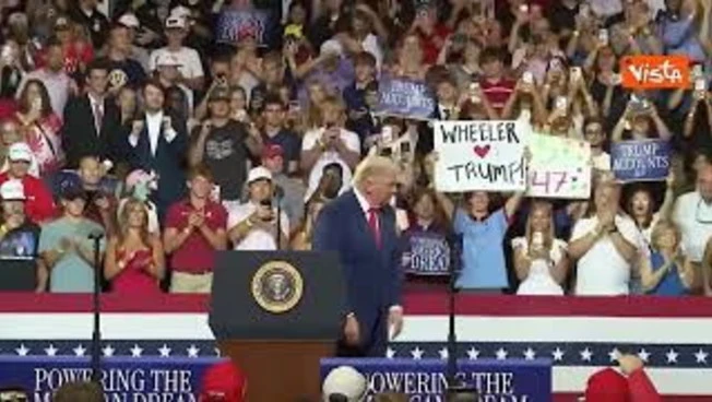 Parte Ymca al termine del comizio in Georgia e Trump balla la 'Trump dance'