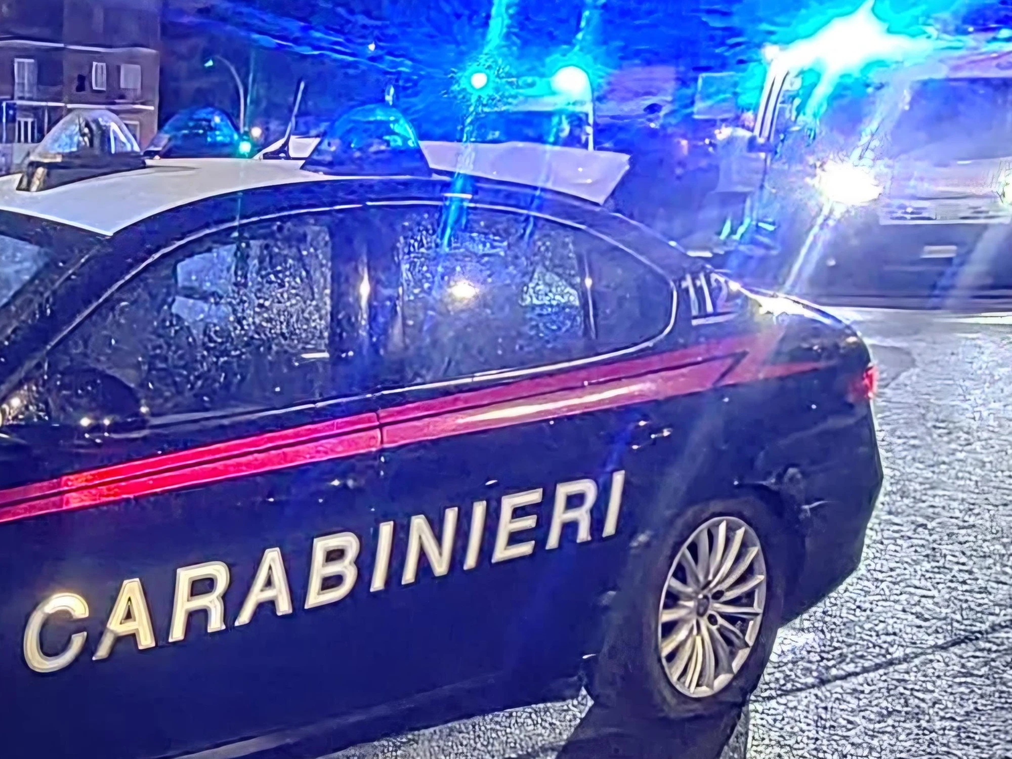 Catania, sorprende il ladro a rubargli in casa: lo accoltella, finisce male