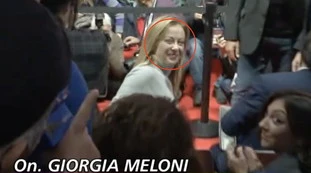 Striscia la Notizia, agguato alla Meloni: come la sorprendono