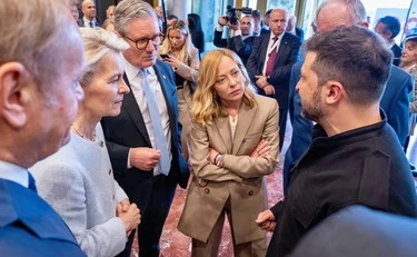 Meloni "isolata a Tirana", fango della sinistra. Lei li zittisce: "Cosa vi chiedo"