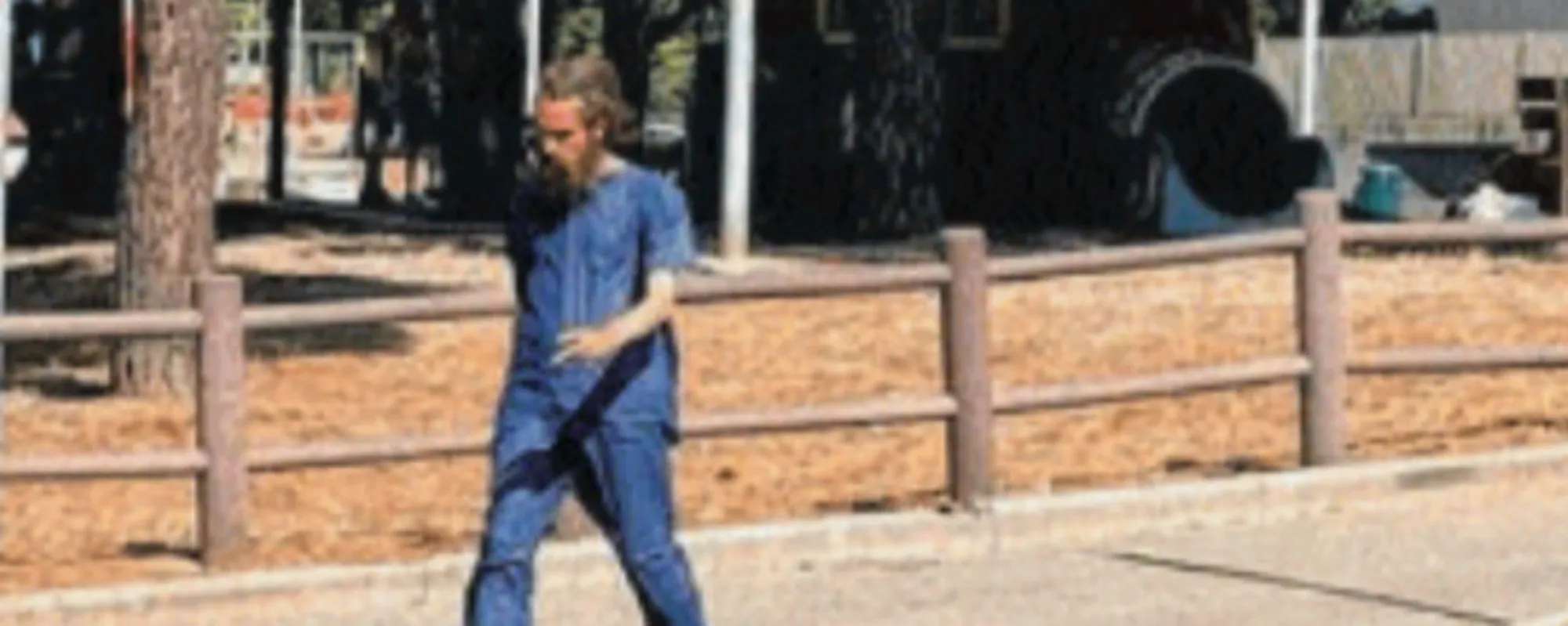 Tenta di accoltellare i poliziotti, subito libero: scandalo a Livorno