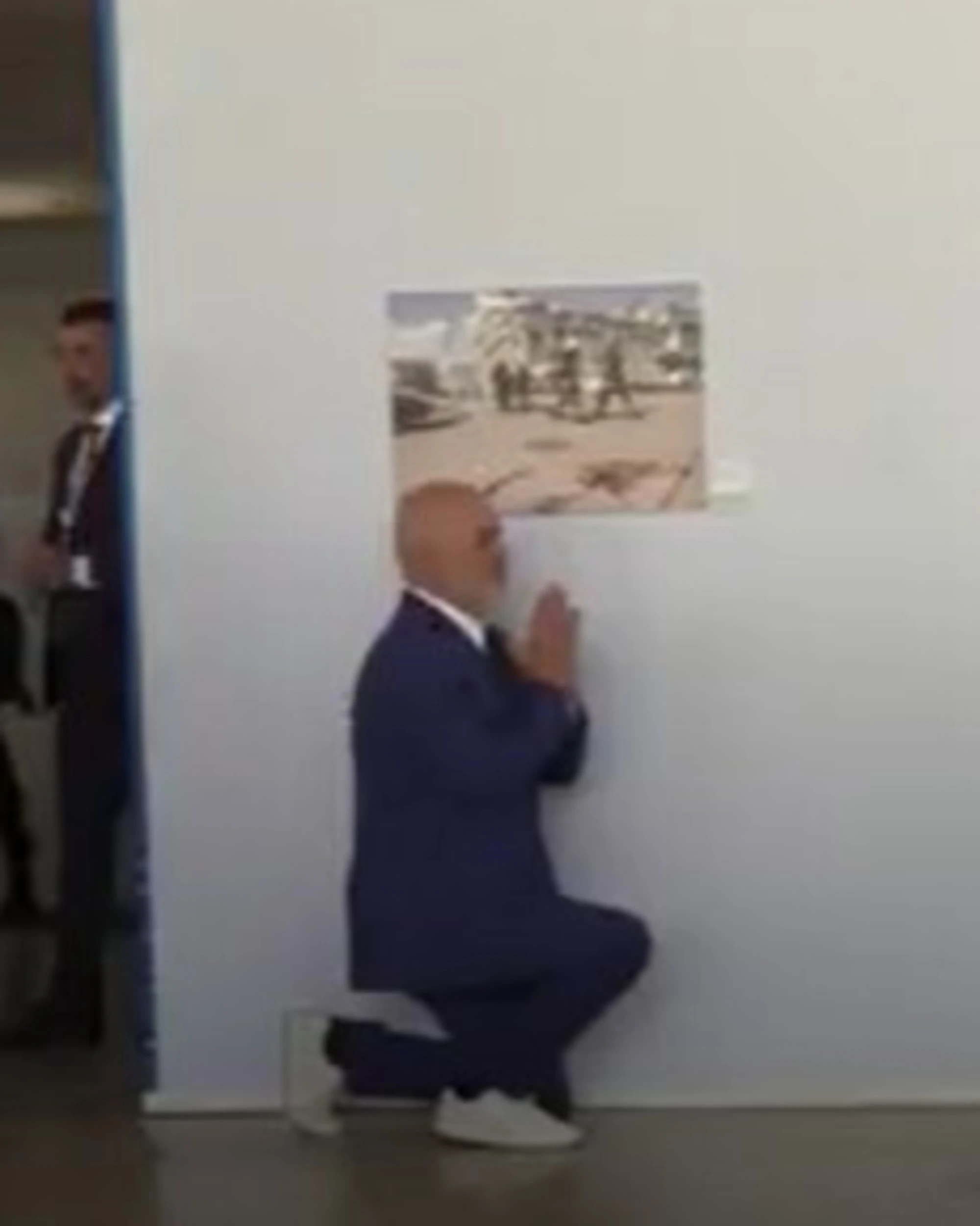 Giorgia Meloni, Edi Rama di nuovo in ginocchio: la sinistra impazzisce