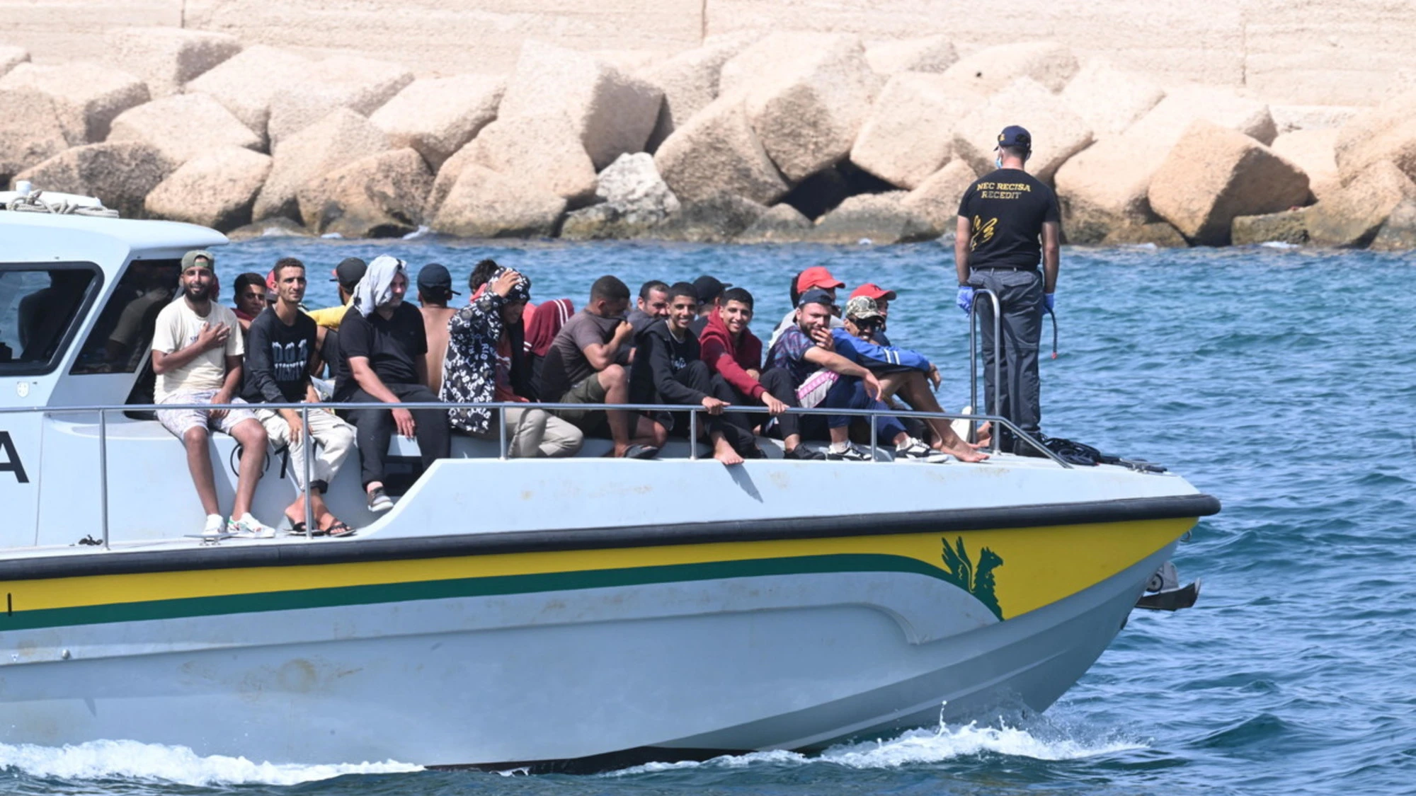 Cagliari, barchino di migranti a tutta velocità verso la spiaggia: insorgono i bagnanti